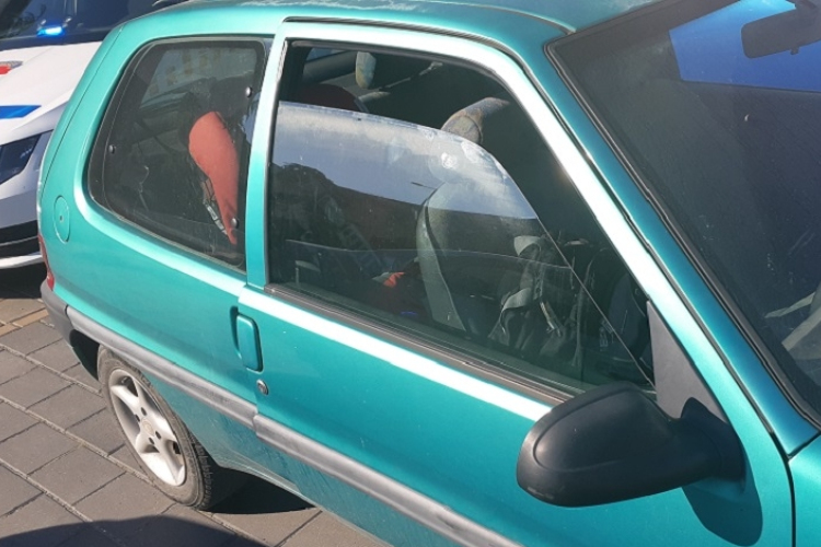 Tűző napon a parkoló kocsiban hagyták a kétéves kislányt, rendőrök mentették ki