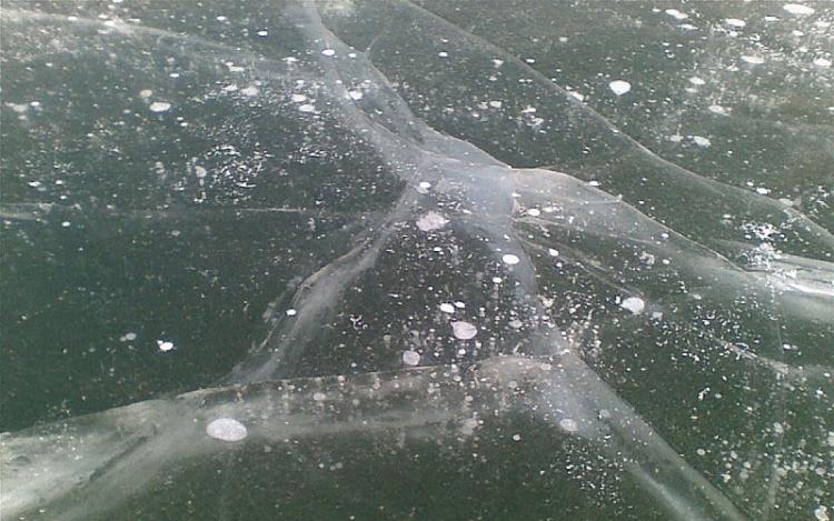 Gyerekek alatt szakadt be a csónakázótó jege Ózdon