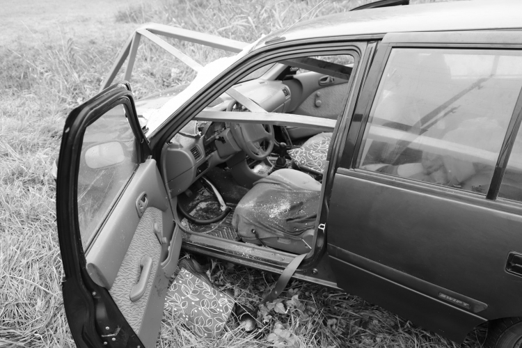 Brutális baleset - Hosszában átszúrta a Suzukit a sorompó, esélye sem volt a sofőrnek