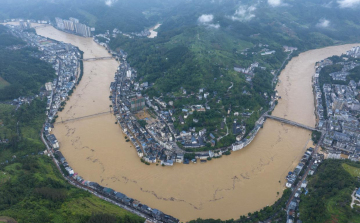Rekordmennyiségű esőzések és árvizek sújtják Délnyugat-Kínát, több tízezer embert evakuáltak