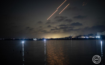 Izraeli légicsapások – Irán péntek este két hullámban ballisztikus rakétákkal támadta Izraelt