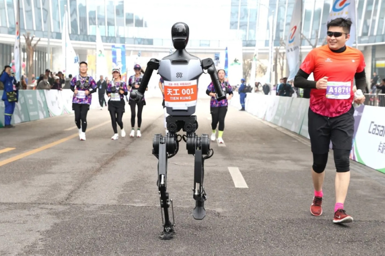 Humanoid robotokat is indítottak a pekingi félmaratonon