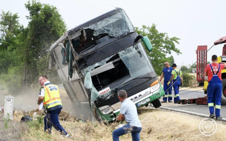 Sokan megsérültek a 442-es úton hajnalban történt buszbalesetben