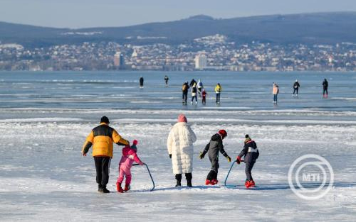 Rendőrség: a Balaton szinte teljes partszakaszán elérte a jégvastagság a biztonságos szintet