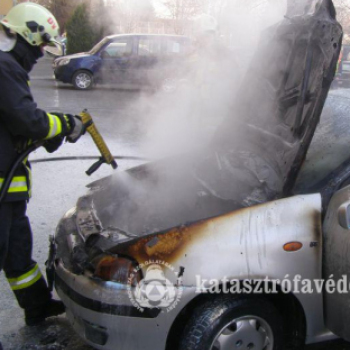 Kigyulladt egy autó Dombóváron 