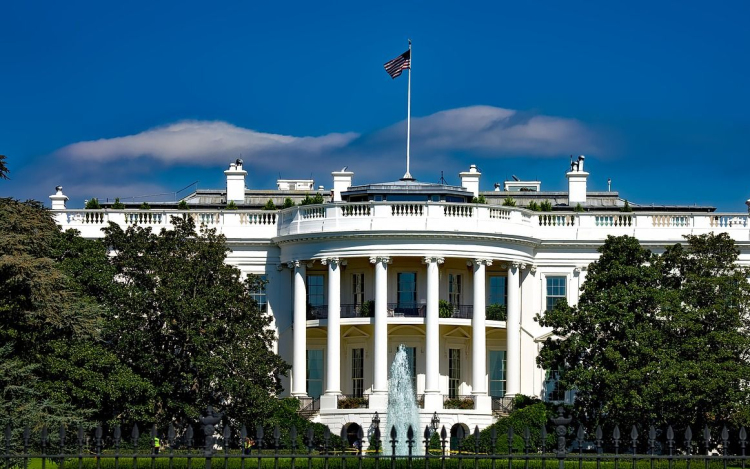 Washington megszünteti kapcsolatait a WHO-val és visszavonja Hongkong különleges kereskedelmi státusát