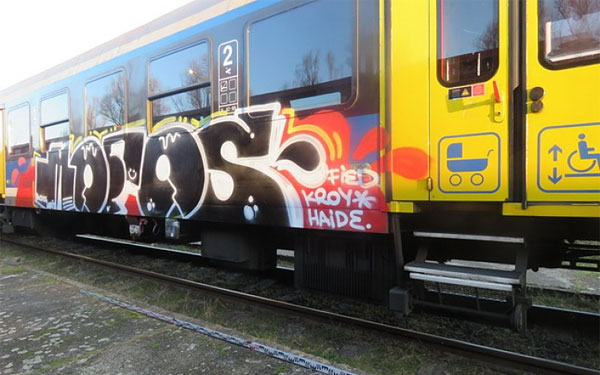 Dombóvári rendőrök buktatták le a Tolnában és Somogyban festékszóróval rongáló pécsi triót