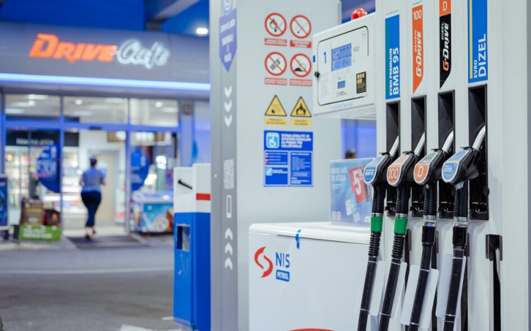 Október elsején életbe lépnek a szerb állami olajtársaság elleni amerikai szankciók