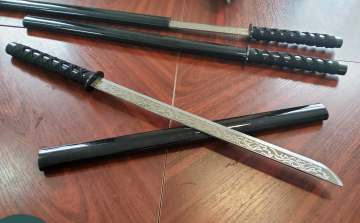 NAV: több mint ezer közbiztonságra veszélyes kardot foglaltak le a pénzügyőrök