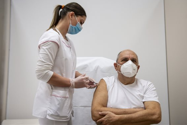 Anyagi támogatást kapnak az oltást beadató idősebbek Szlovákiában