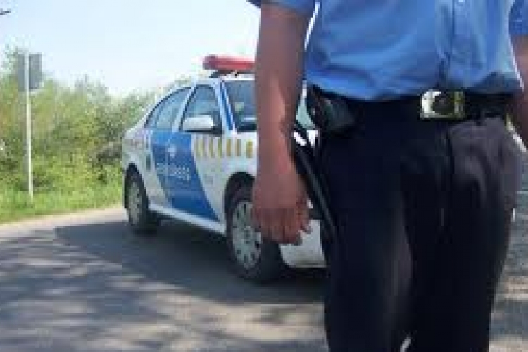 Rendőrök ellenőriznek Dombóváron az út mindkét oldalán