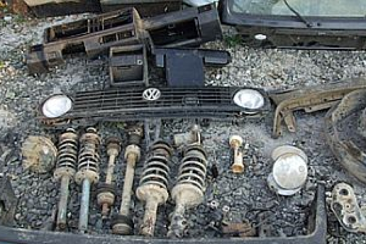 ELADTA A RÁBÍZOTT AUTÓT