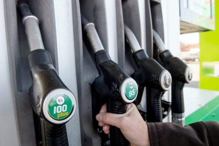 A KSH szerint olcsóbbak lettek az üzemanyagok itthon, a szomszédos országok áranál