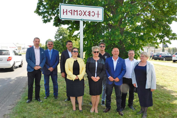 Ünnepélyes keretek között adták át a rovásírással megírt várostáblákat