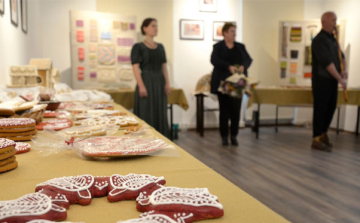 A Szakkör, „Tudásunkkal kézenfogva a közösségekért” program helyi szakköreinek munkáiból nyílt kiállítás