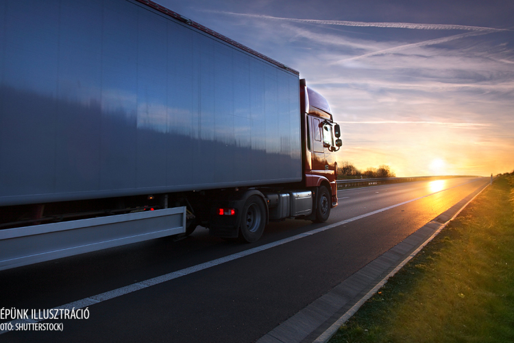 Traffipax kamerák és VÉDA kapuk adatai alapján csapott le fuvarozókra a NAV