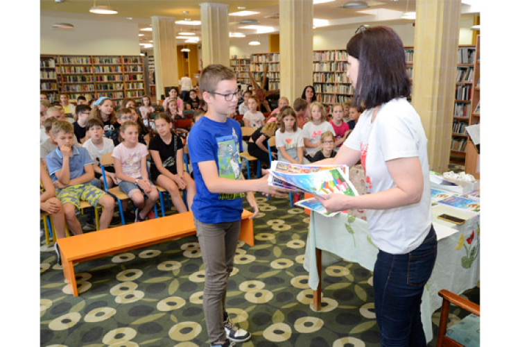 Mesevetélkedő eredményhirdetés a könyvtárban