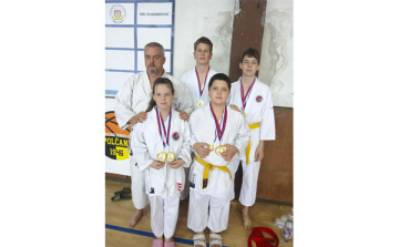 Maximális teljesítményt nyújtottak a Dombóvári Karatesuli versenyzői Topolyán